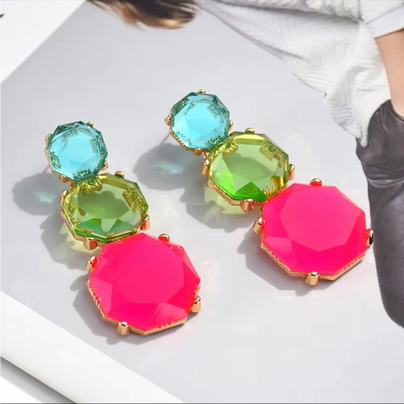 LAST! Large Gold Tone Detail and Resin Acrylic Transparent Stones Earrings! - Picture 2 of 6